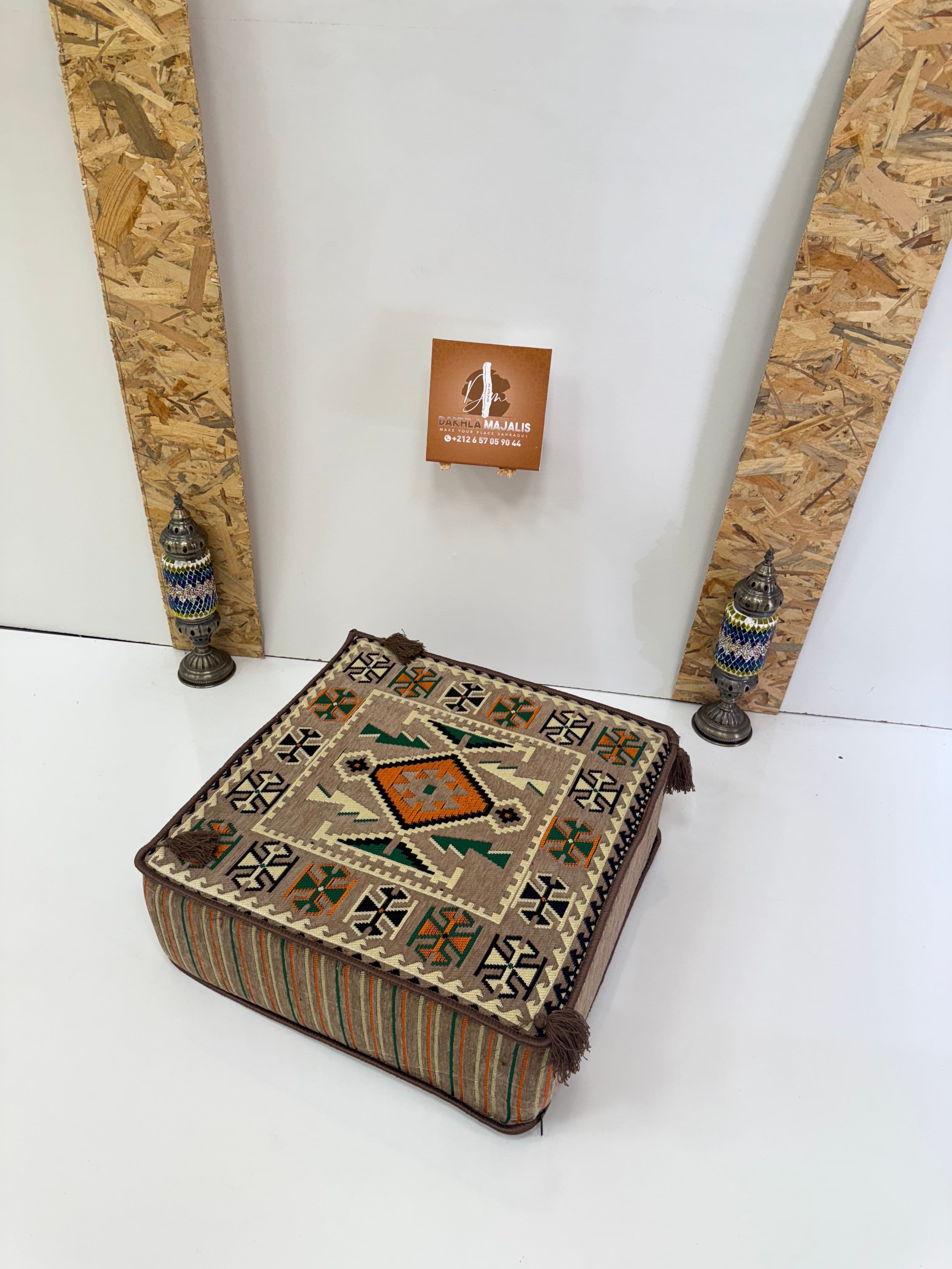 بوف تقليدي باللون البيج  60x60x20cm 1