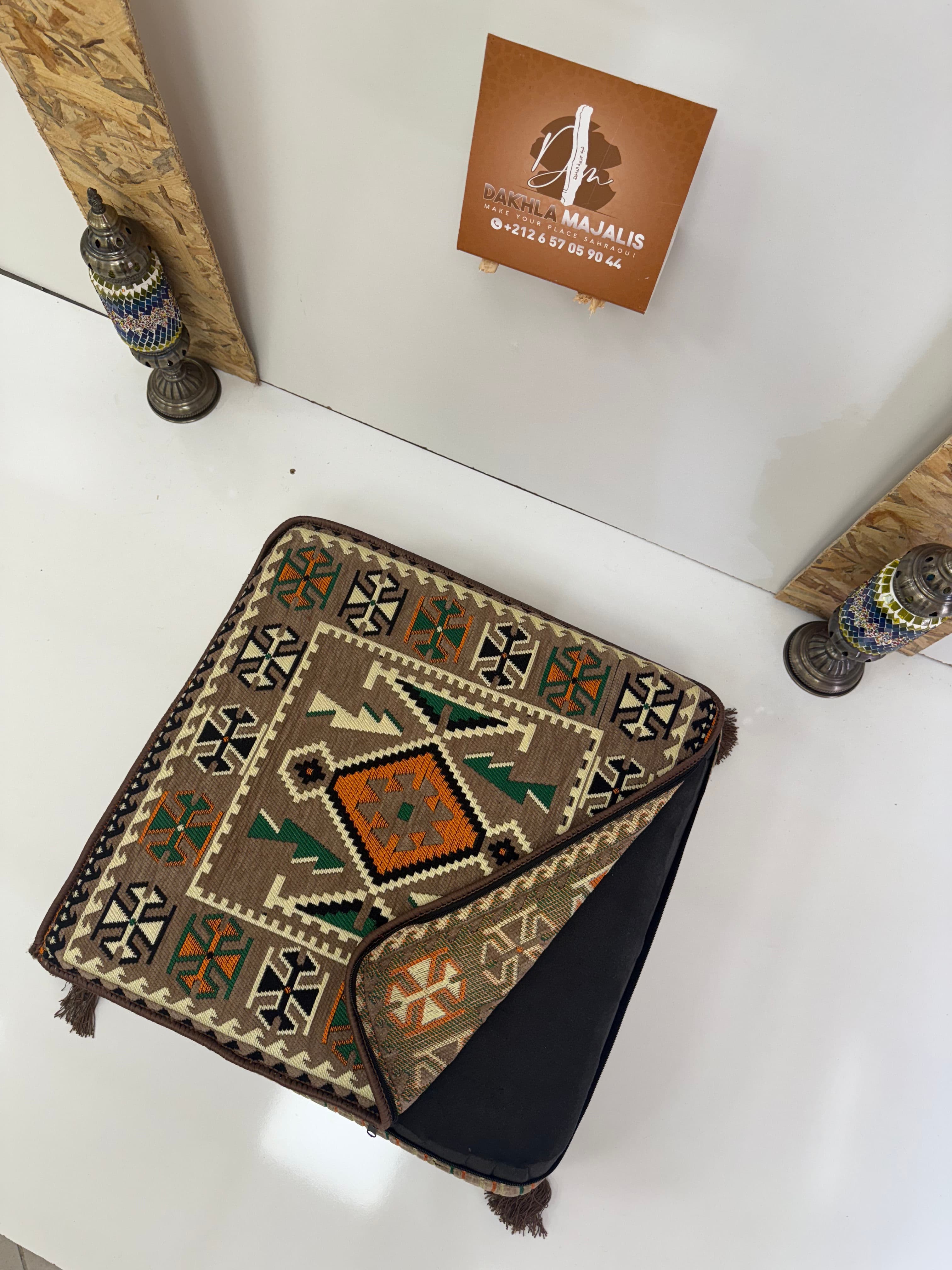 بوف تقليدي باللون البيج  60x60x20cm 2