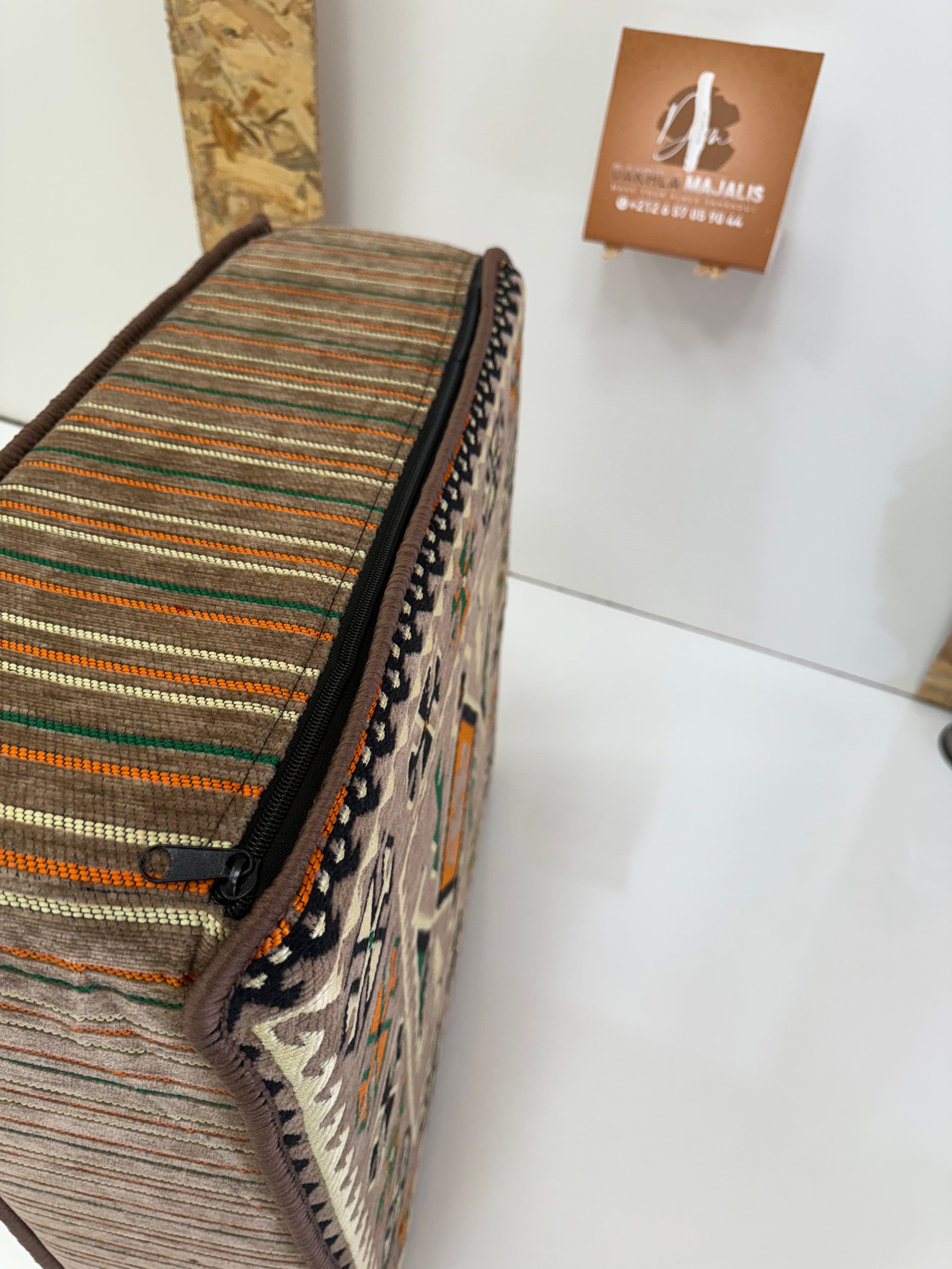 بوف تقليدي باللون البيج  60x60x20cm 3
