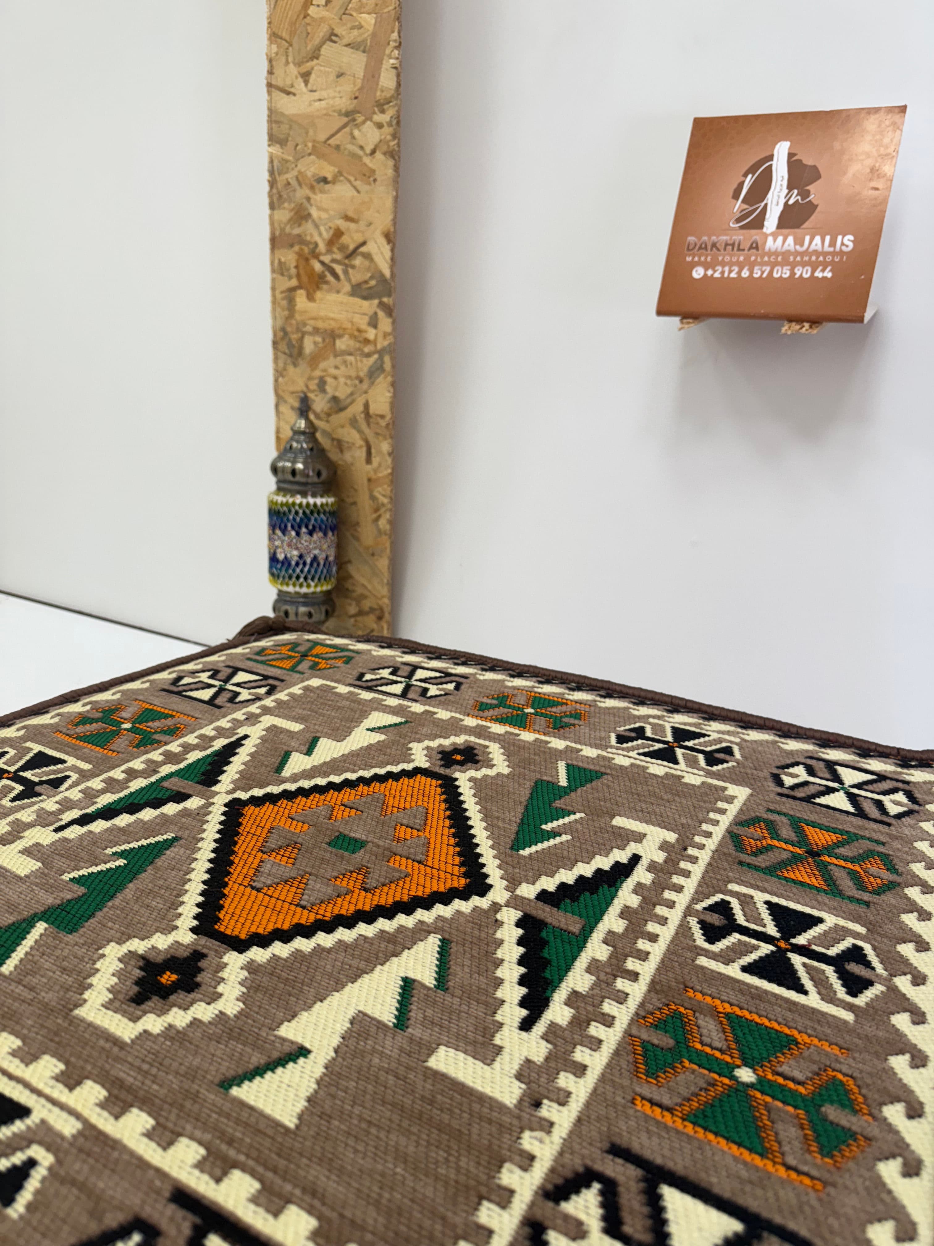 بوف تقليدي باللون البيج  60x60x20cm 4