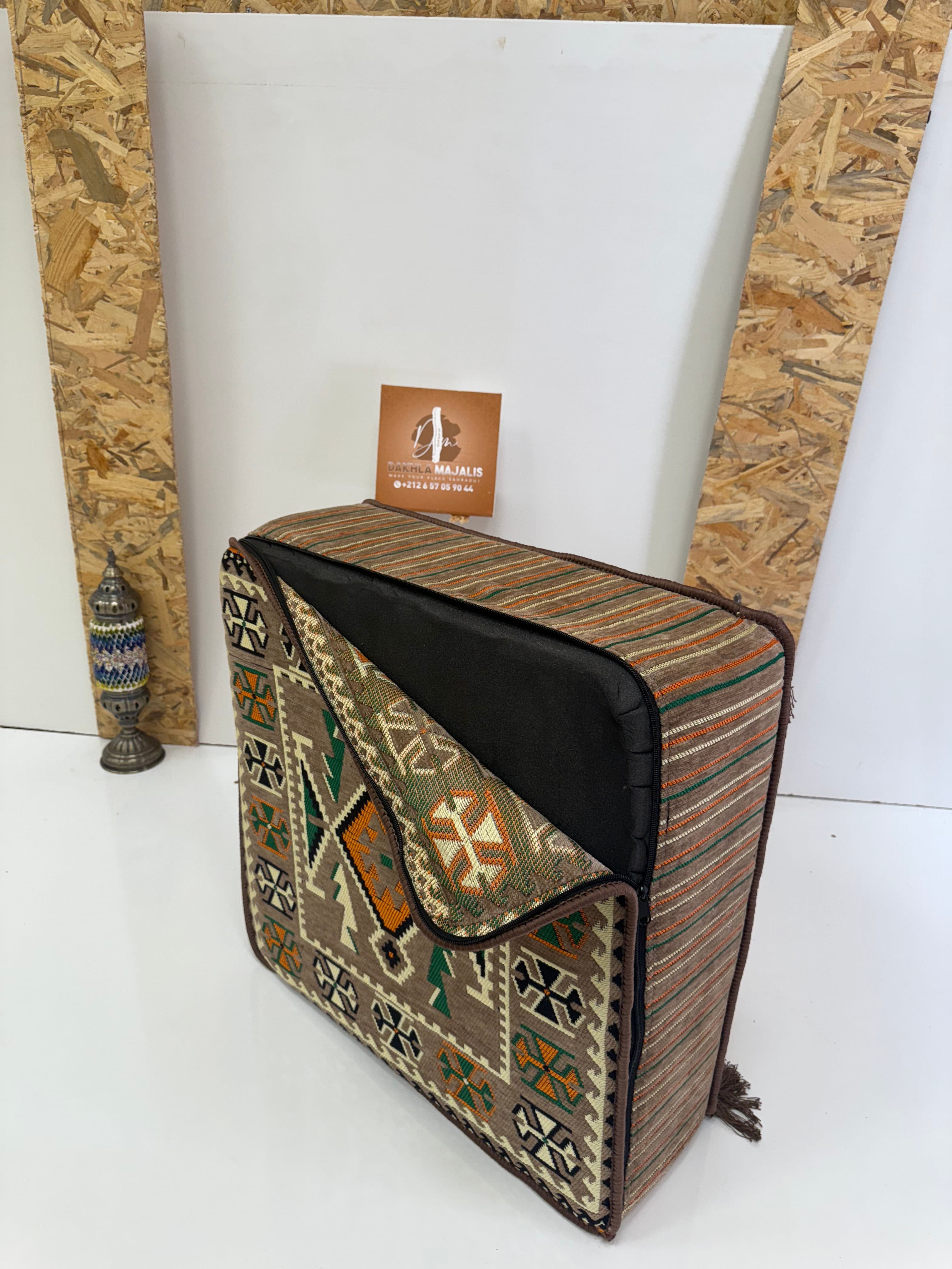 بوف تقليدي باللون البيج  60x60x20cm 5