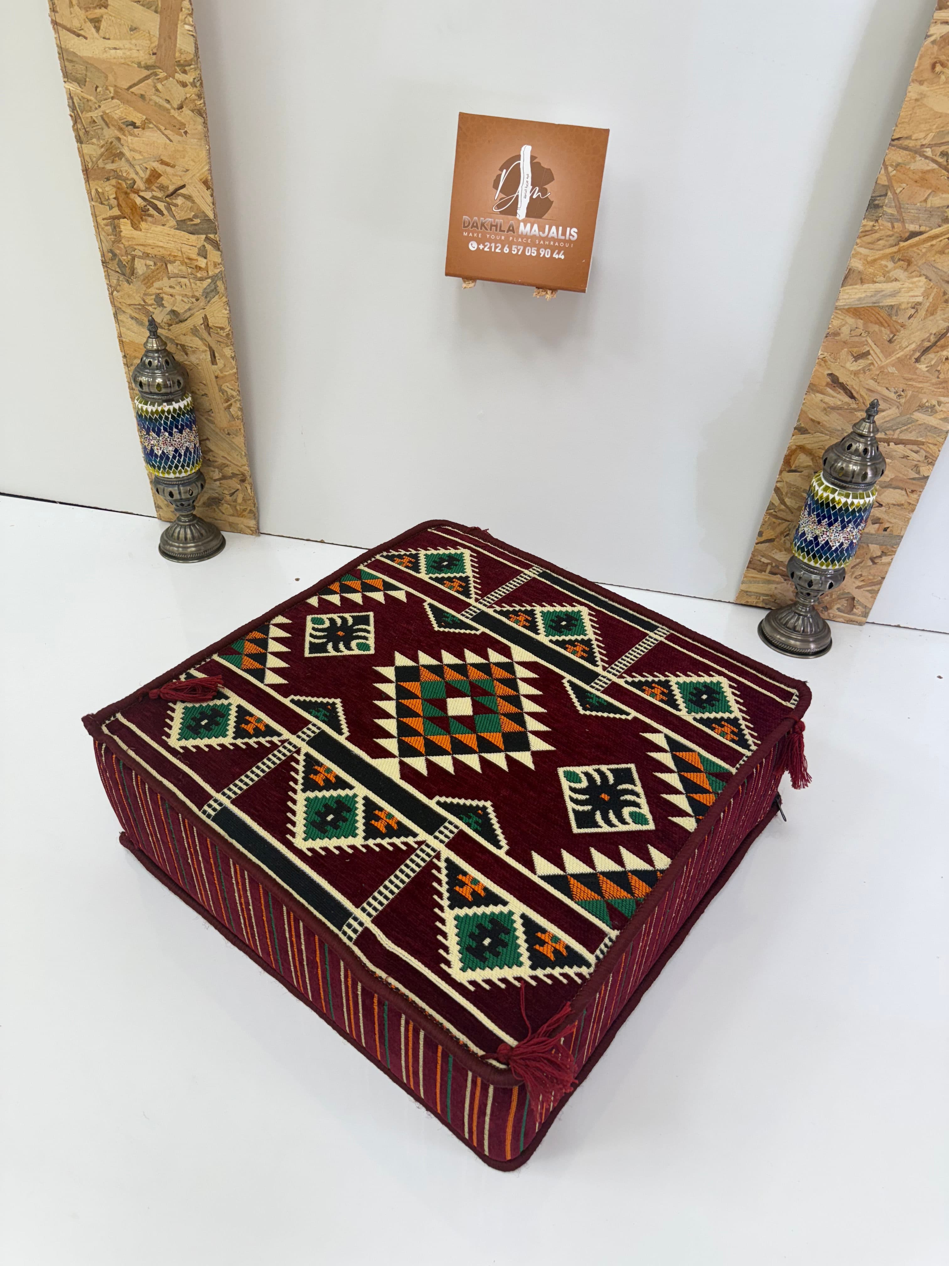 بوف تقليدي باللون ݣرونة  60x60x20cm 1
