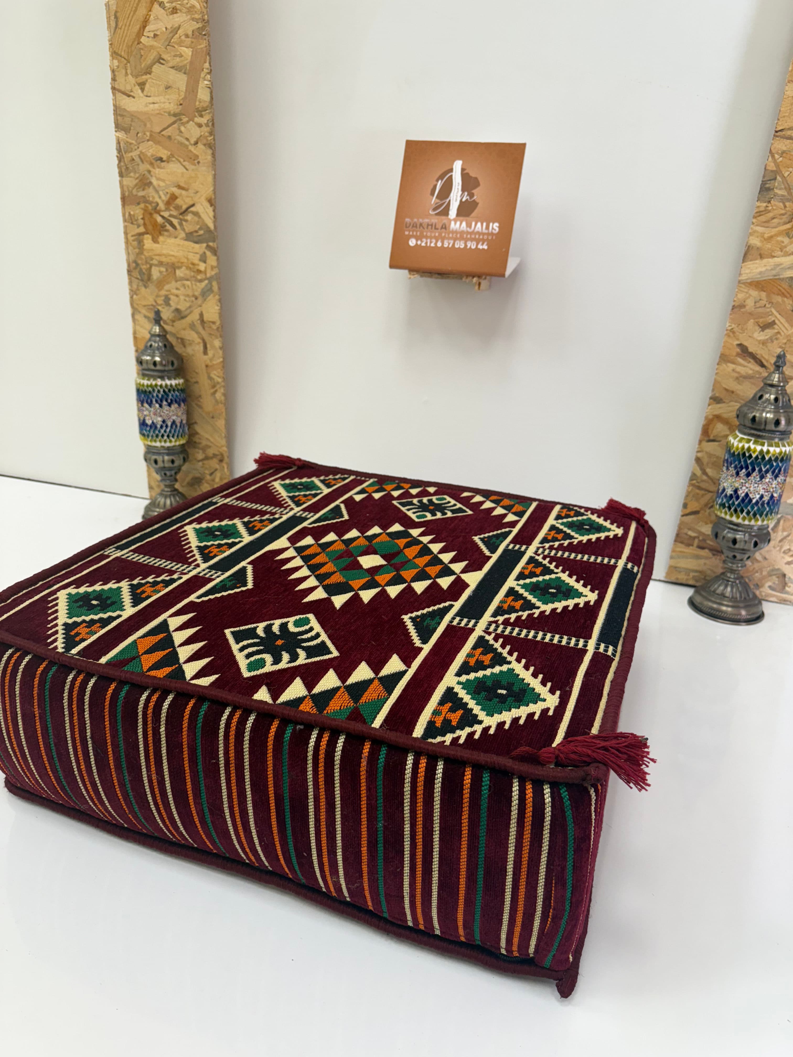 بوف تقليدي باللون ݣرونة  60x60x20cm 4