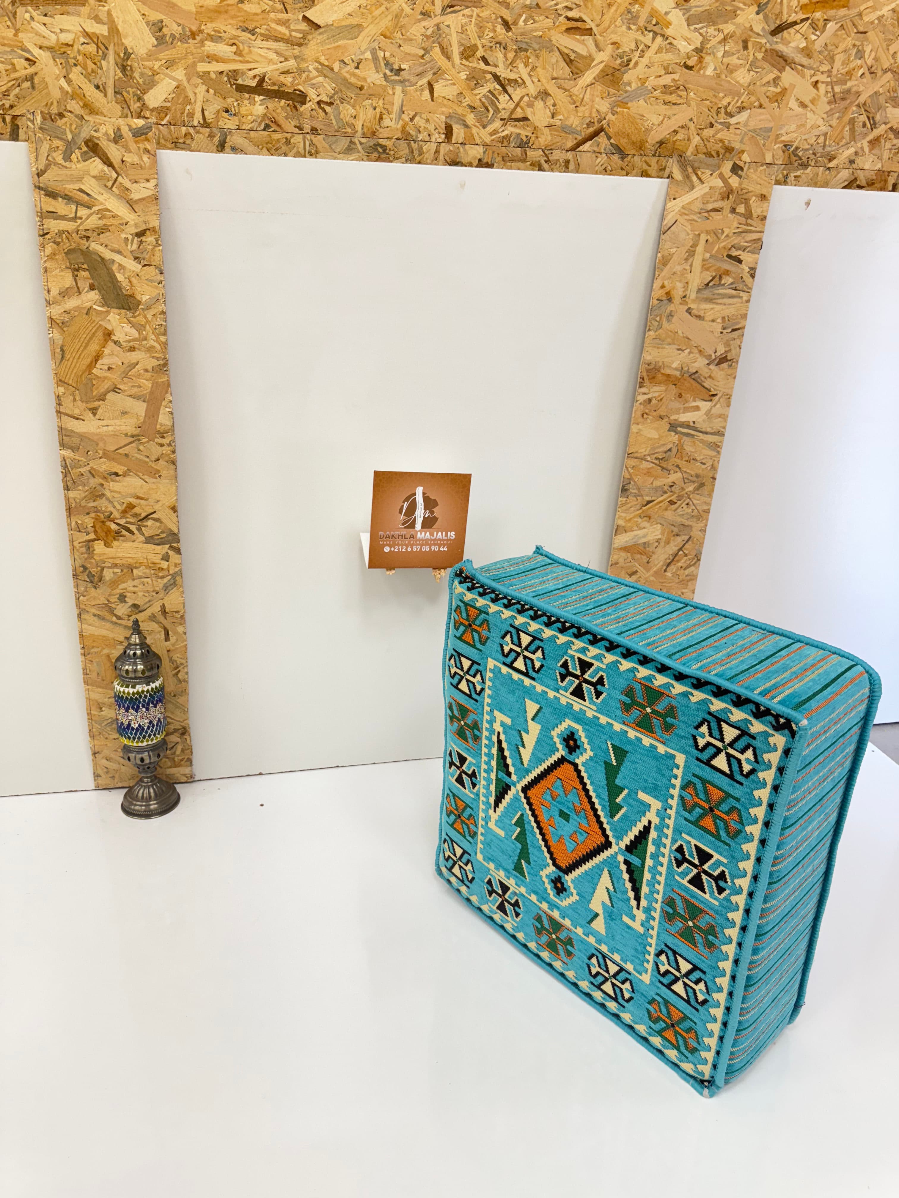 بوف تقليدي باللون فيروزي  60x60x20cm 2