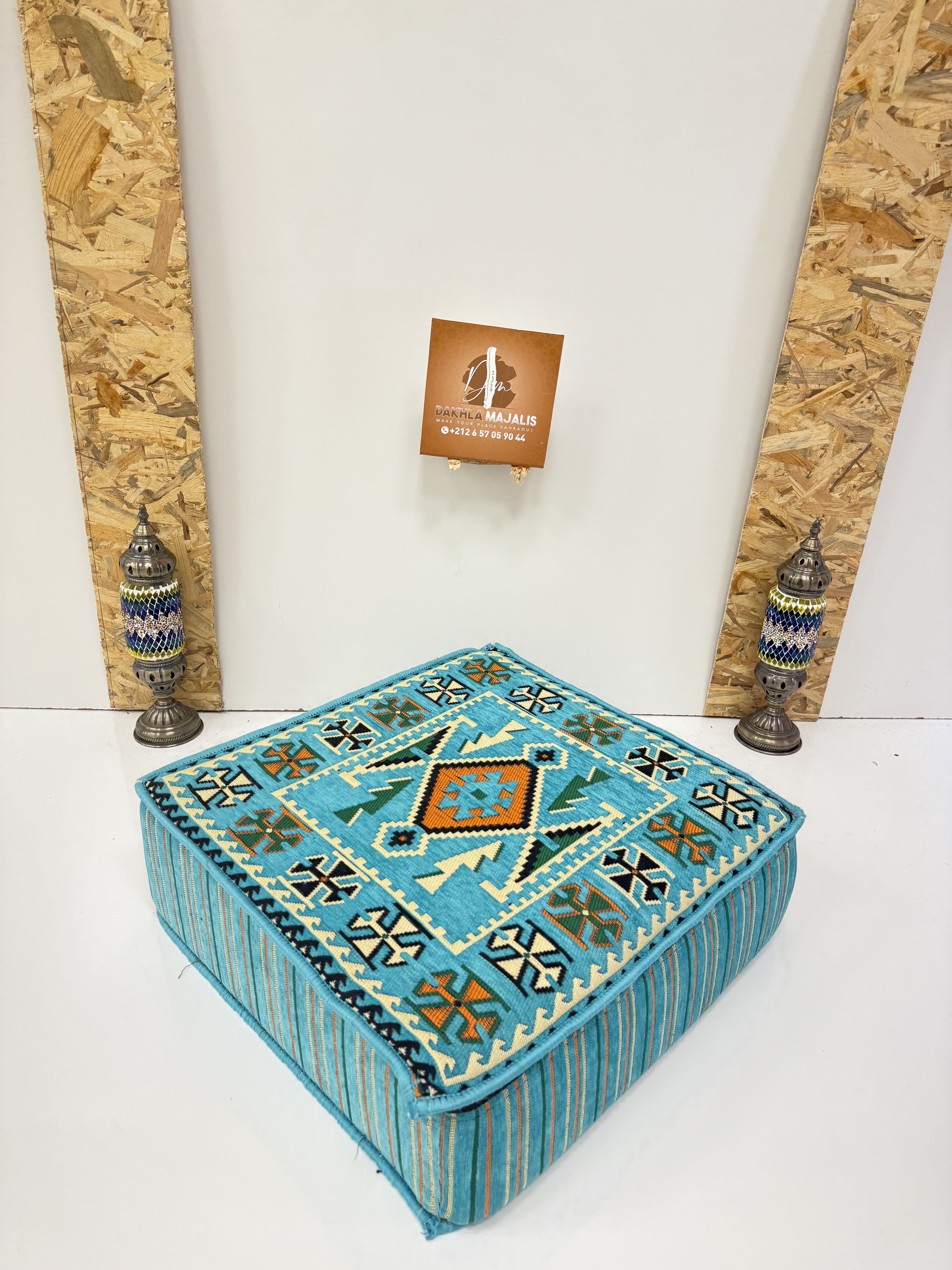 بوف تقليدي باللون فيروزي  60x60x20cm 1