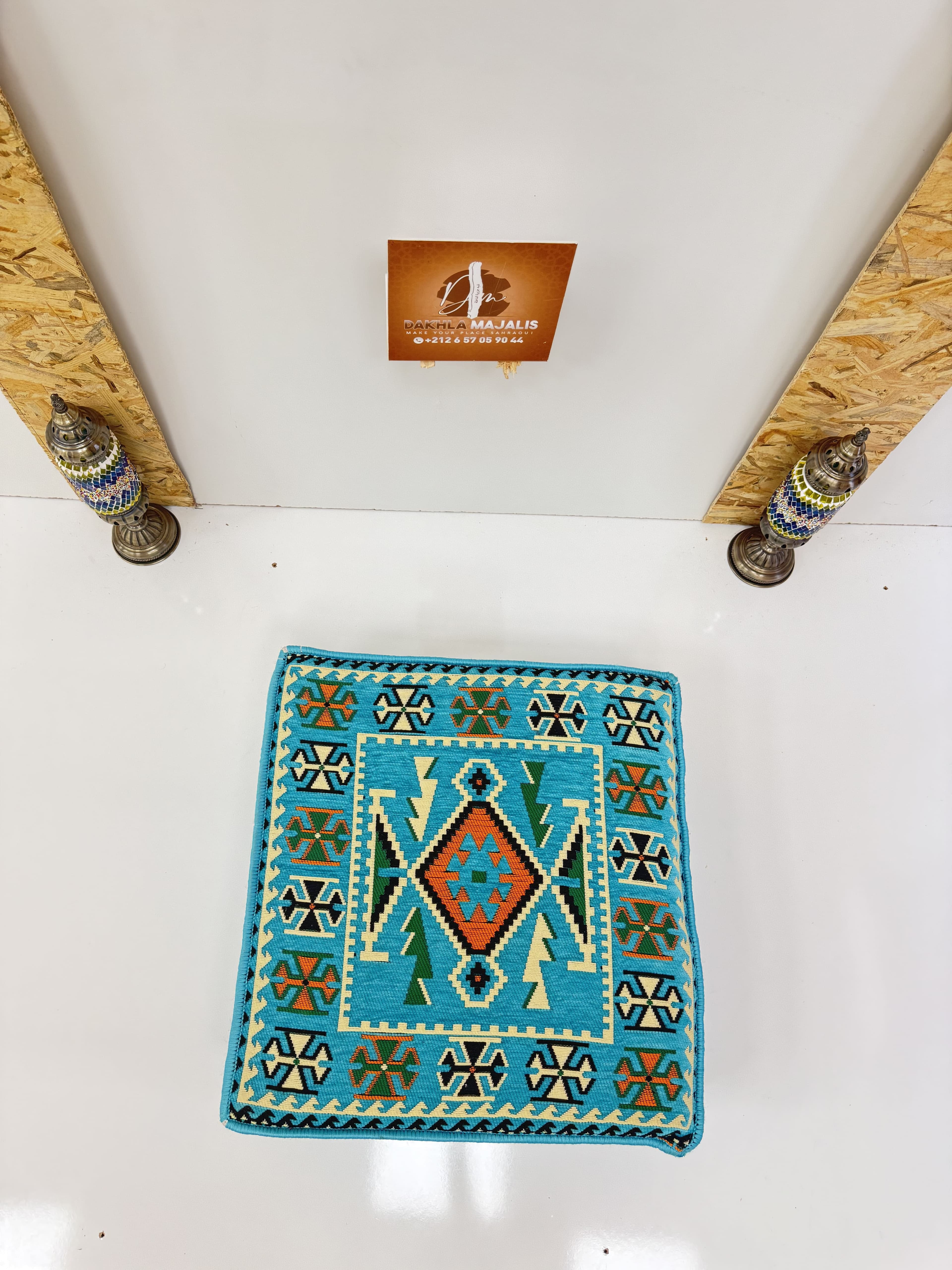 بوف تقليدي باللون فيروزي  60x60x20cm 4