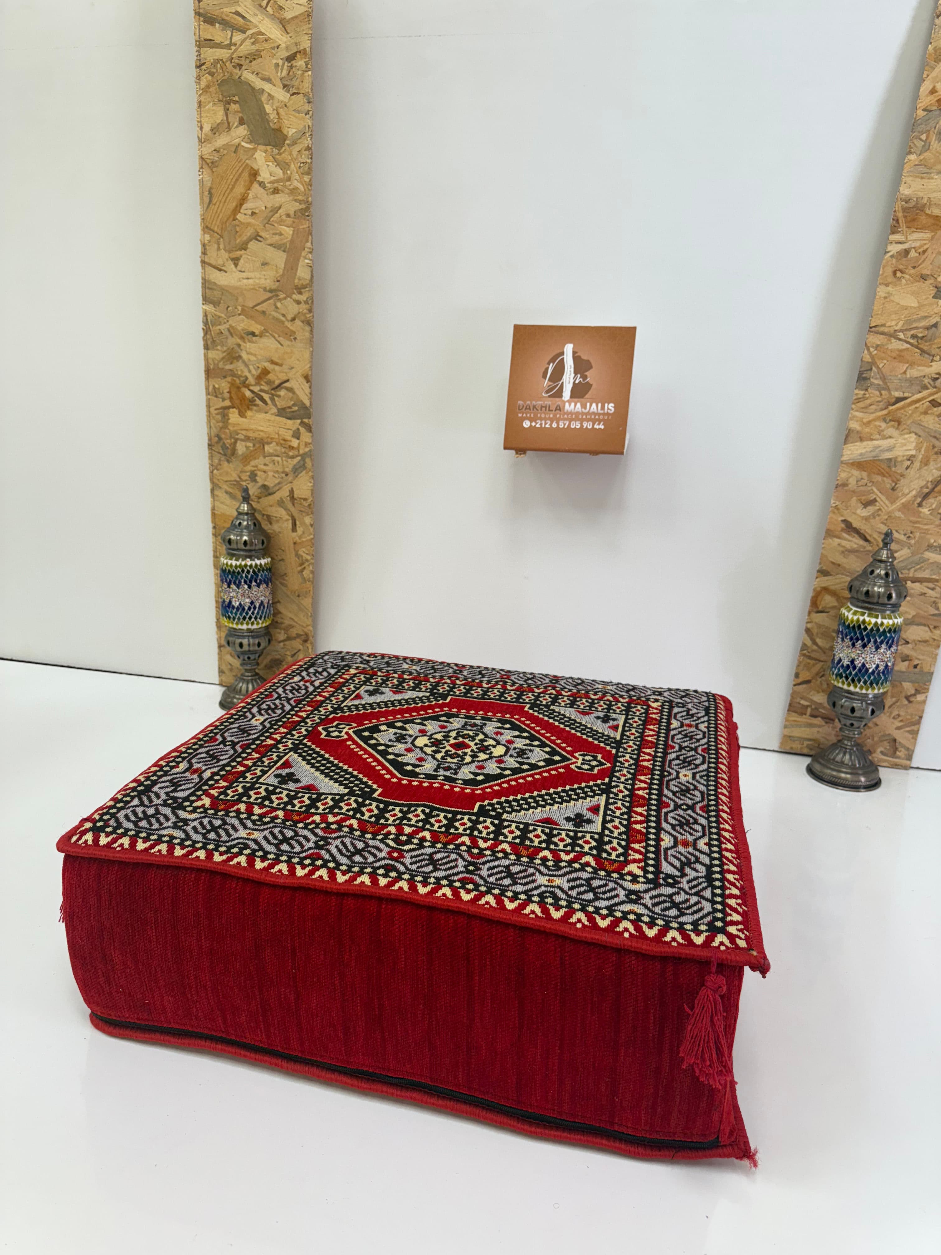 بوف تقليدي باللون أحمر  60x60x20cm 4