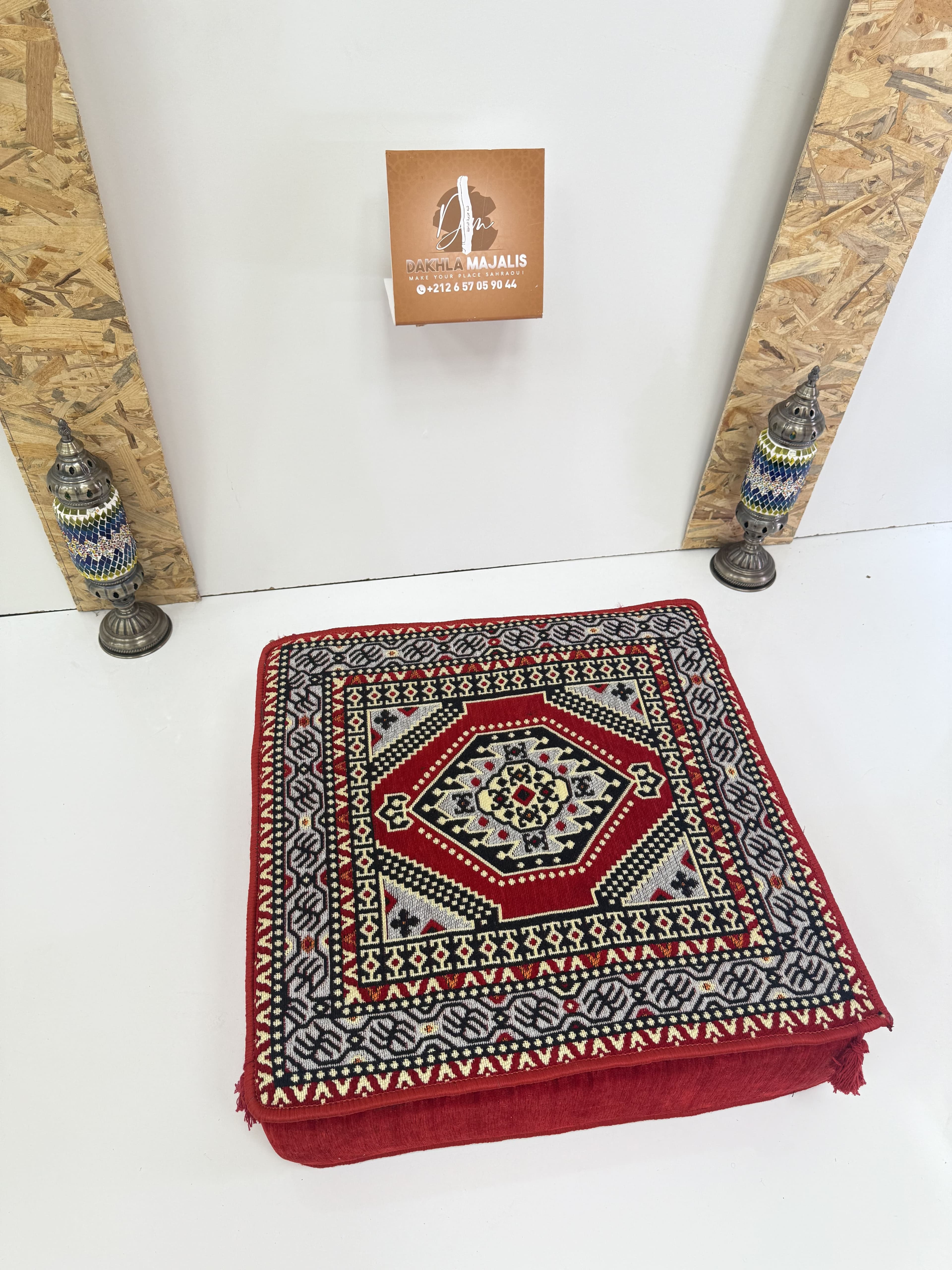بوف تقليدي باللون أحمر  60x60x20cm 1