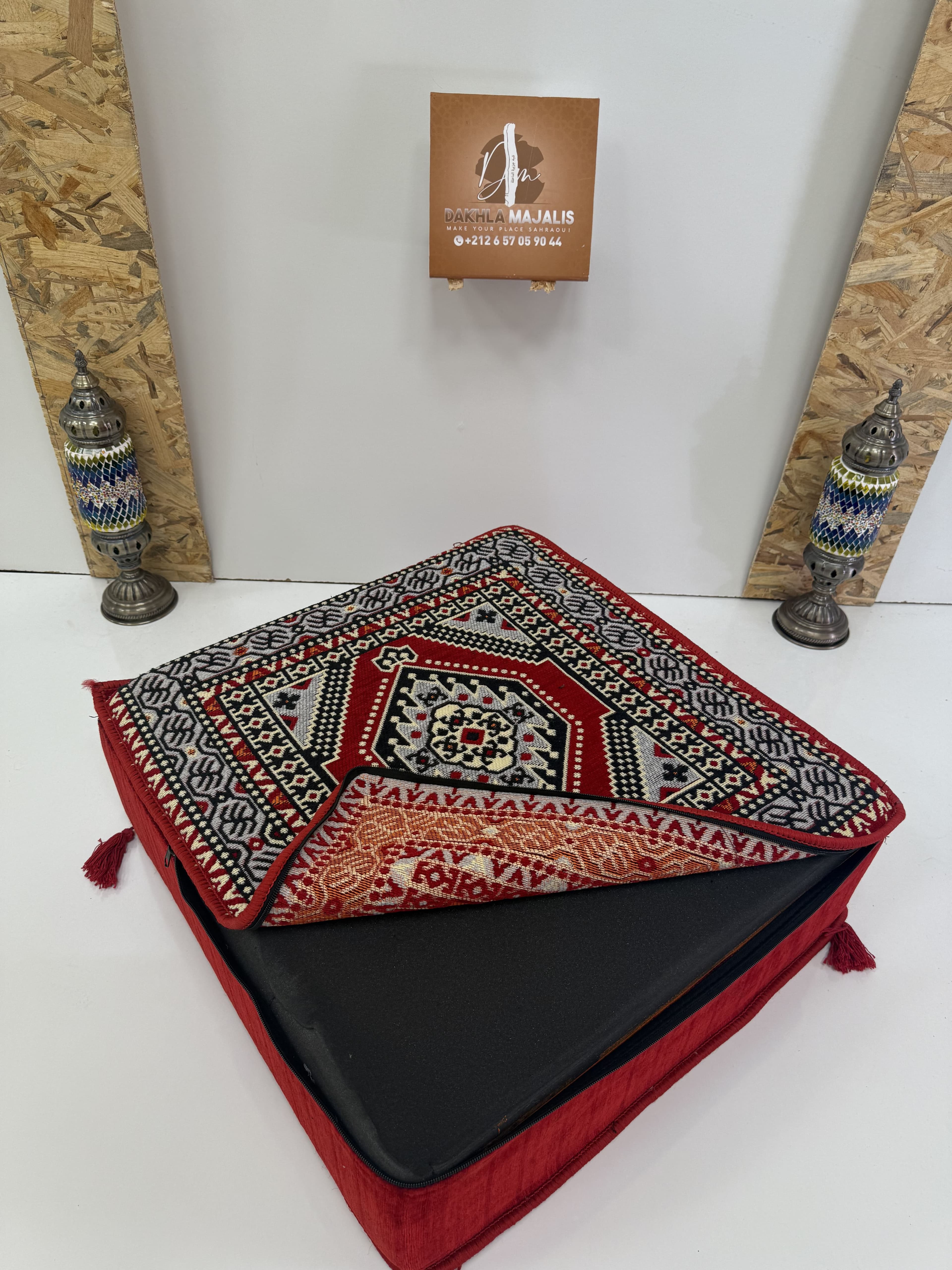 بوف تقليدي باللون أحمر  60x60x20cm 5