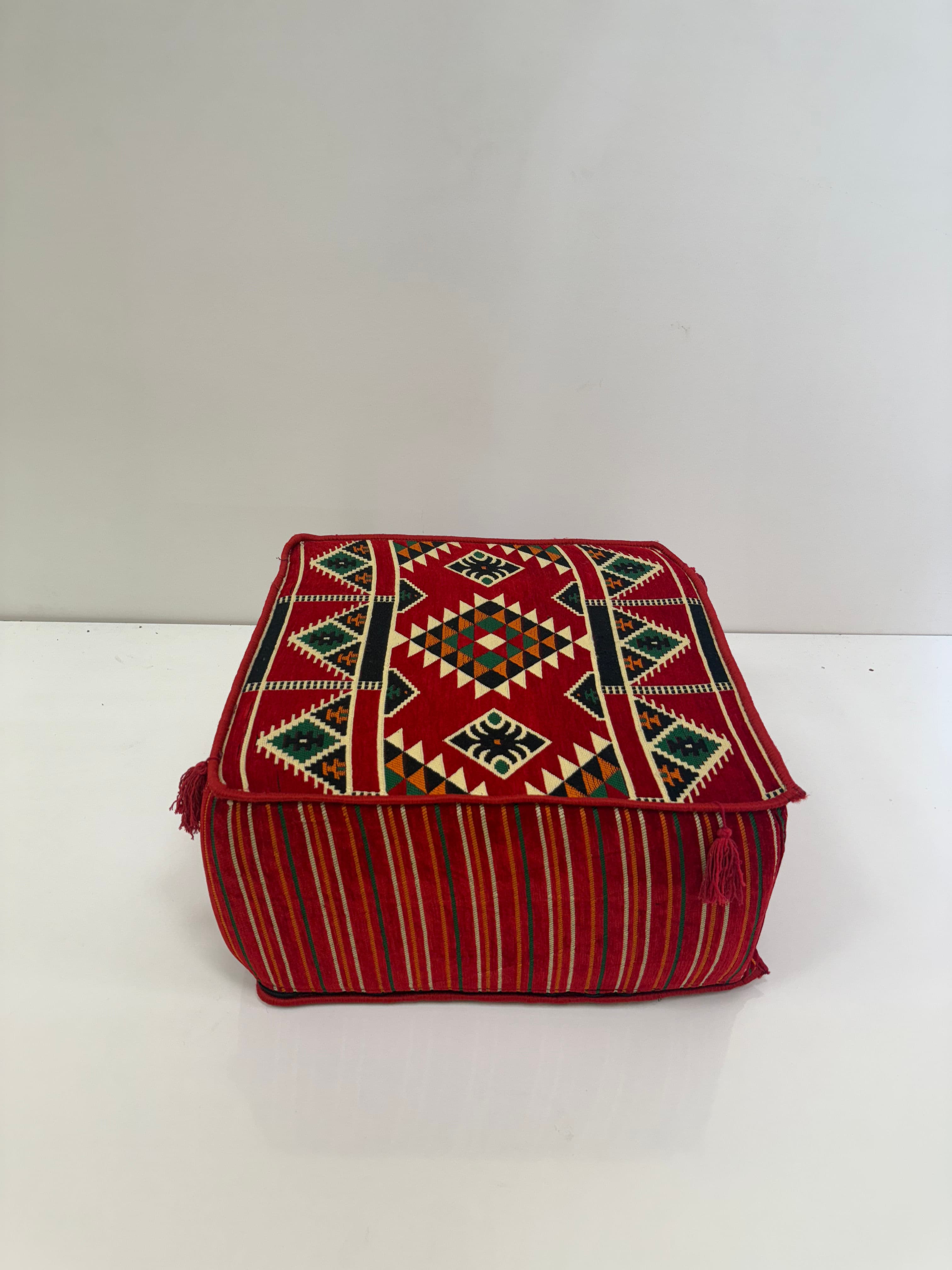 بوف تقليدي باللون أحمر  60x60x30cm 1