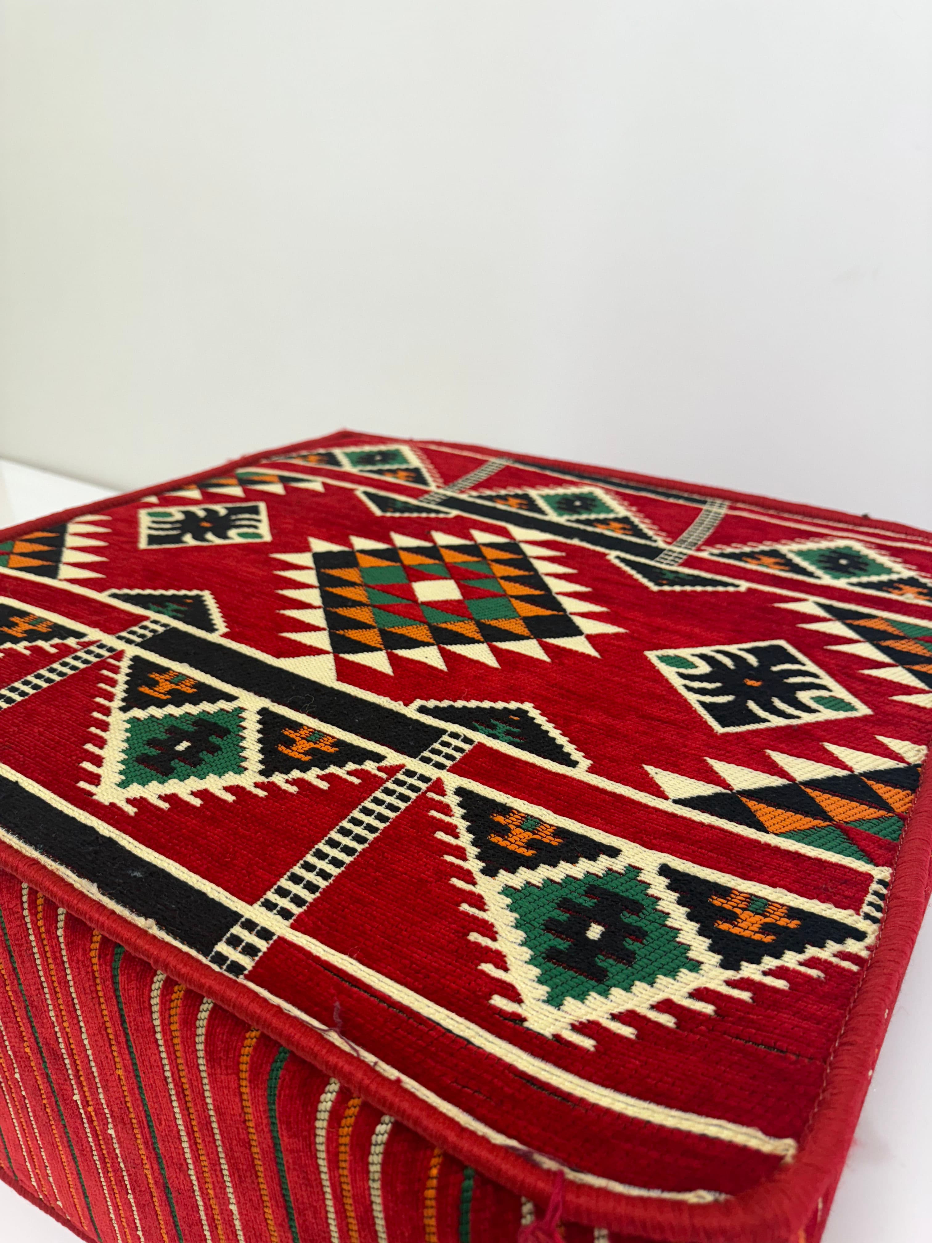 بوف تقليدي باللون أحمر  60x60x30cm 3