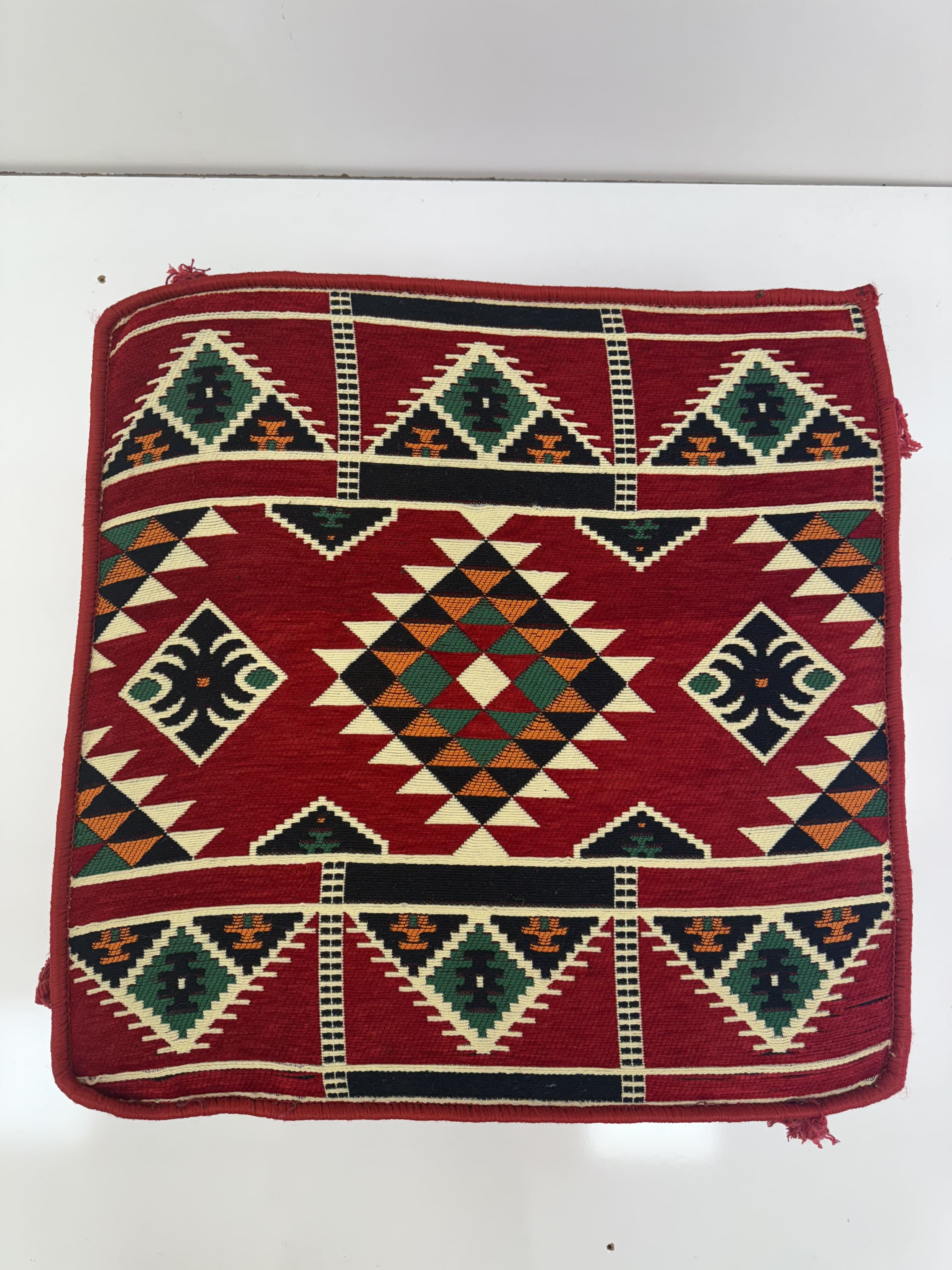 بوف تقليدي باللون أحمر  60x60x30cm 5