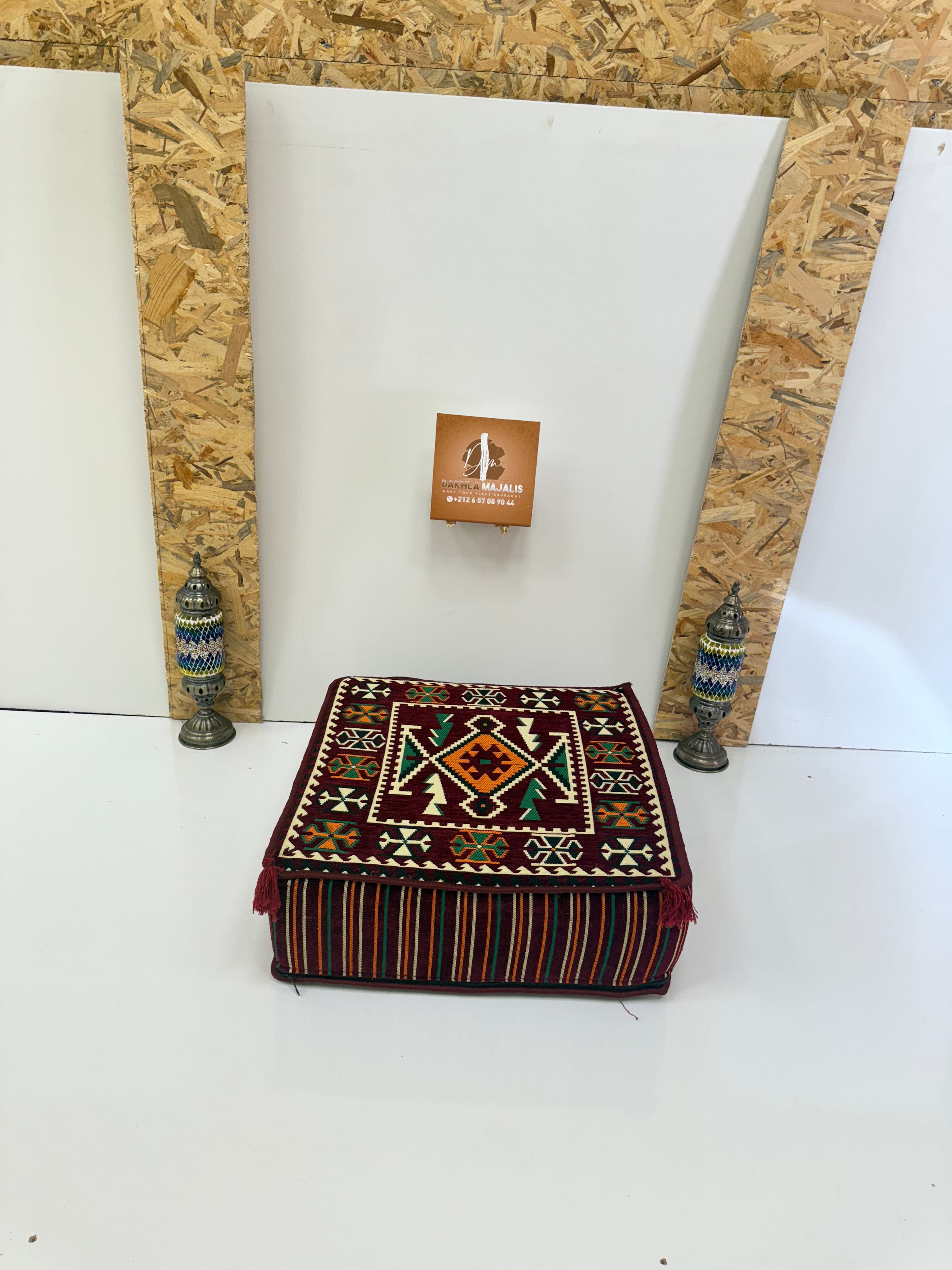 بوف تقليدي باللون ݣرونة  60x60x20cm 3