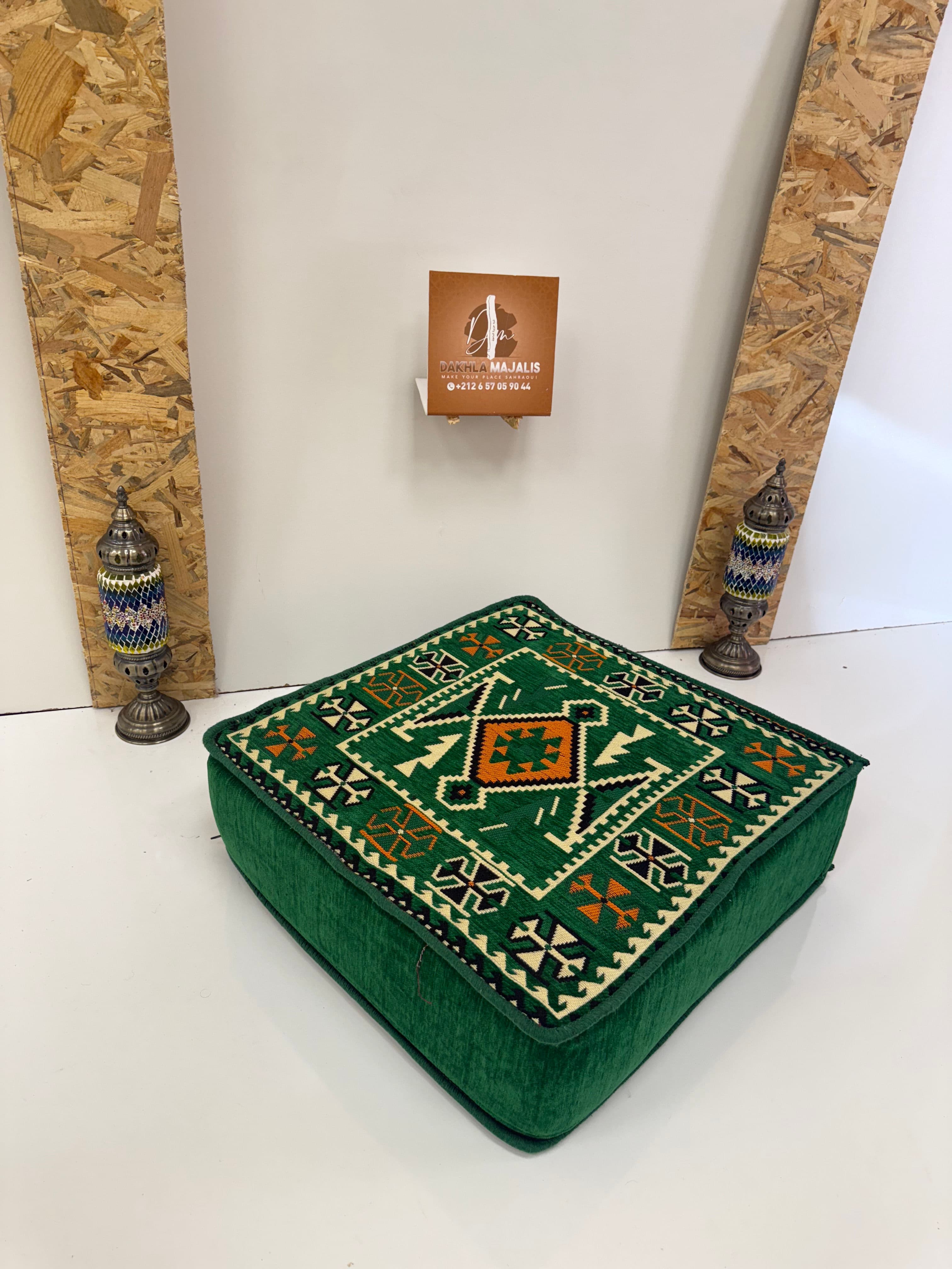 بوف تقليدي باللون أخضر  60x60x20cm 1