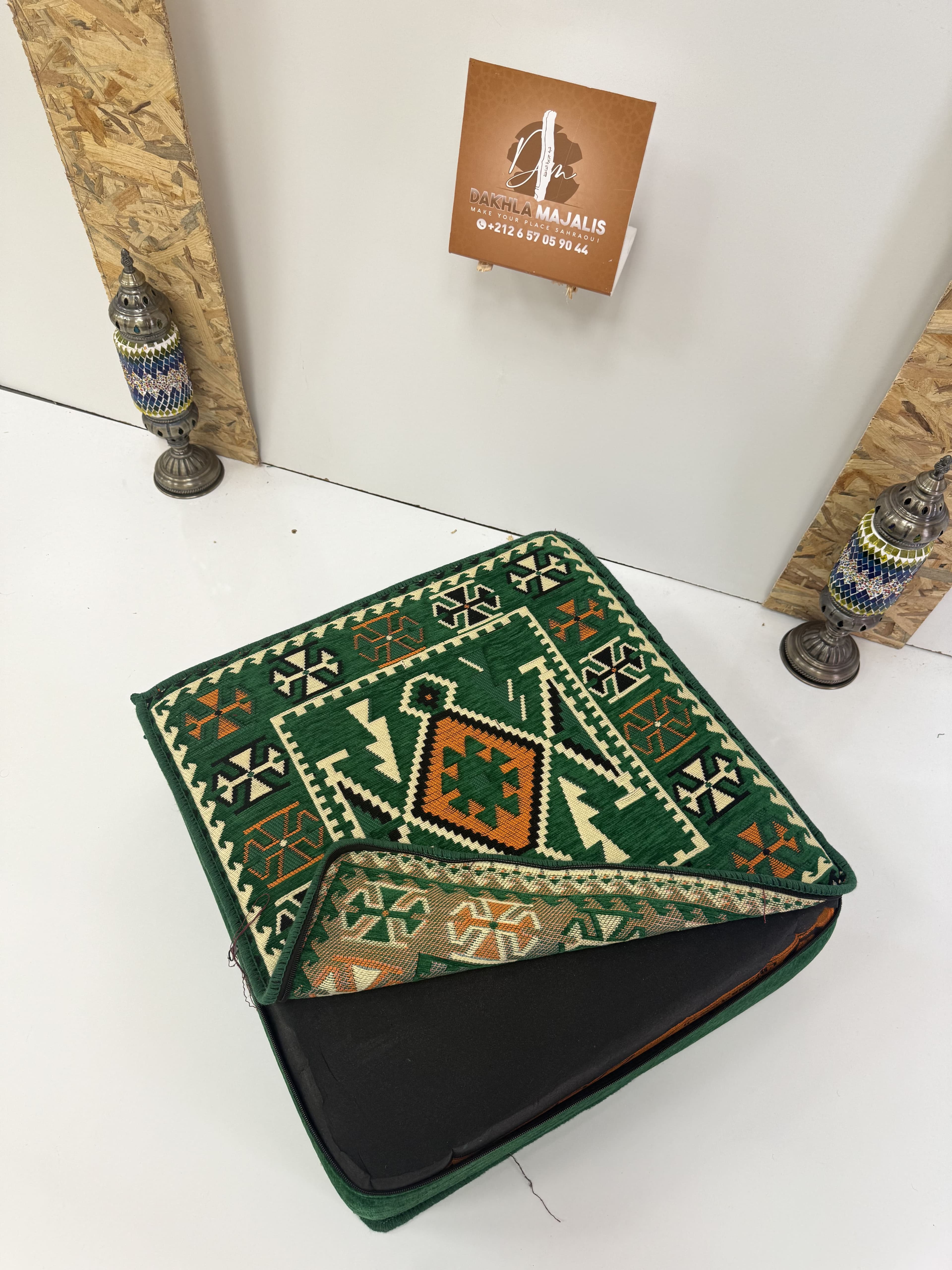 بوف تقليدي باللون أخضر  60x60x20cm 3