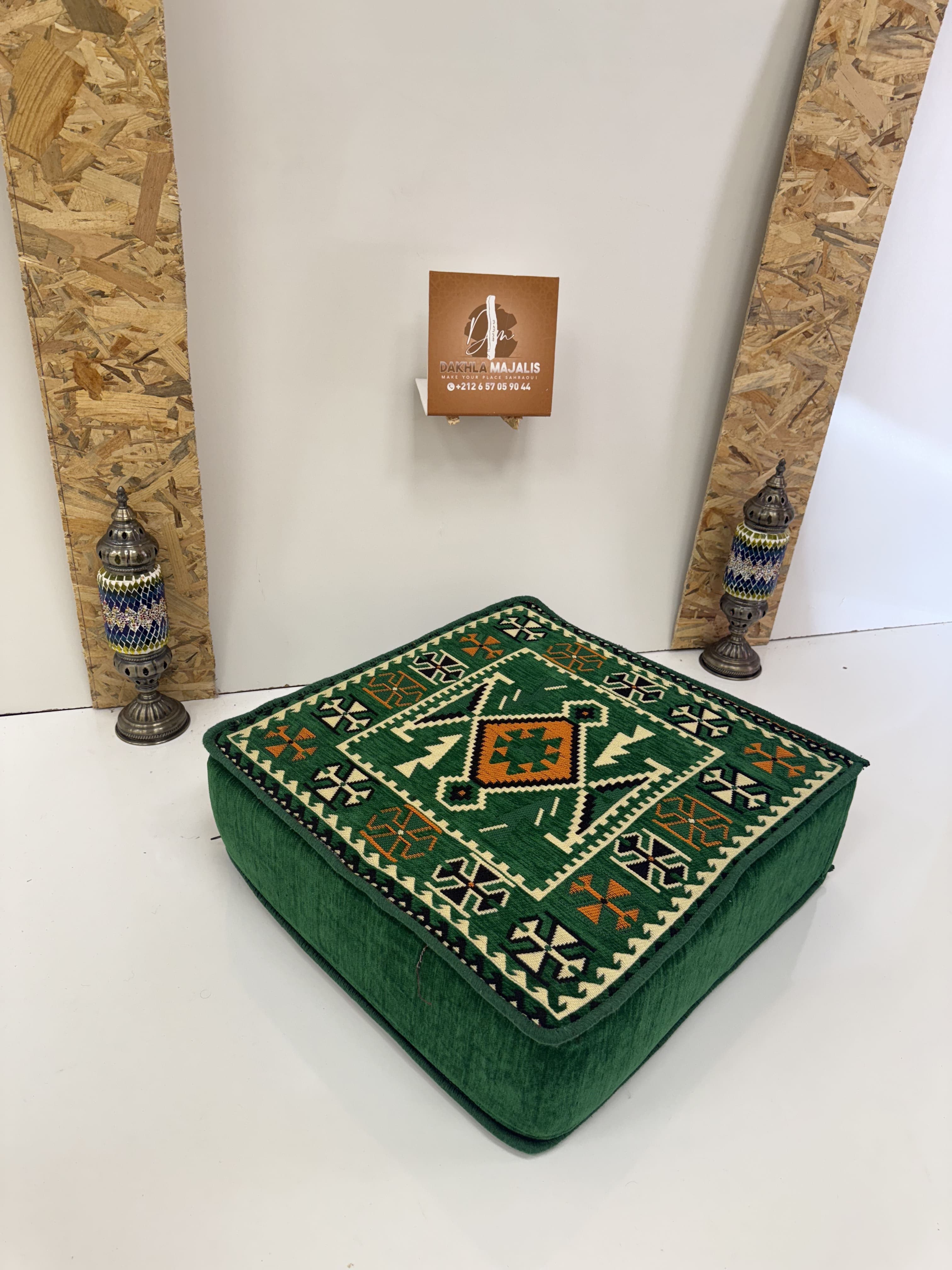 بوف تقليدي باللون أخضر  60x60x20cm 4