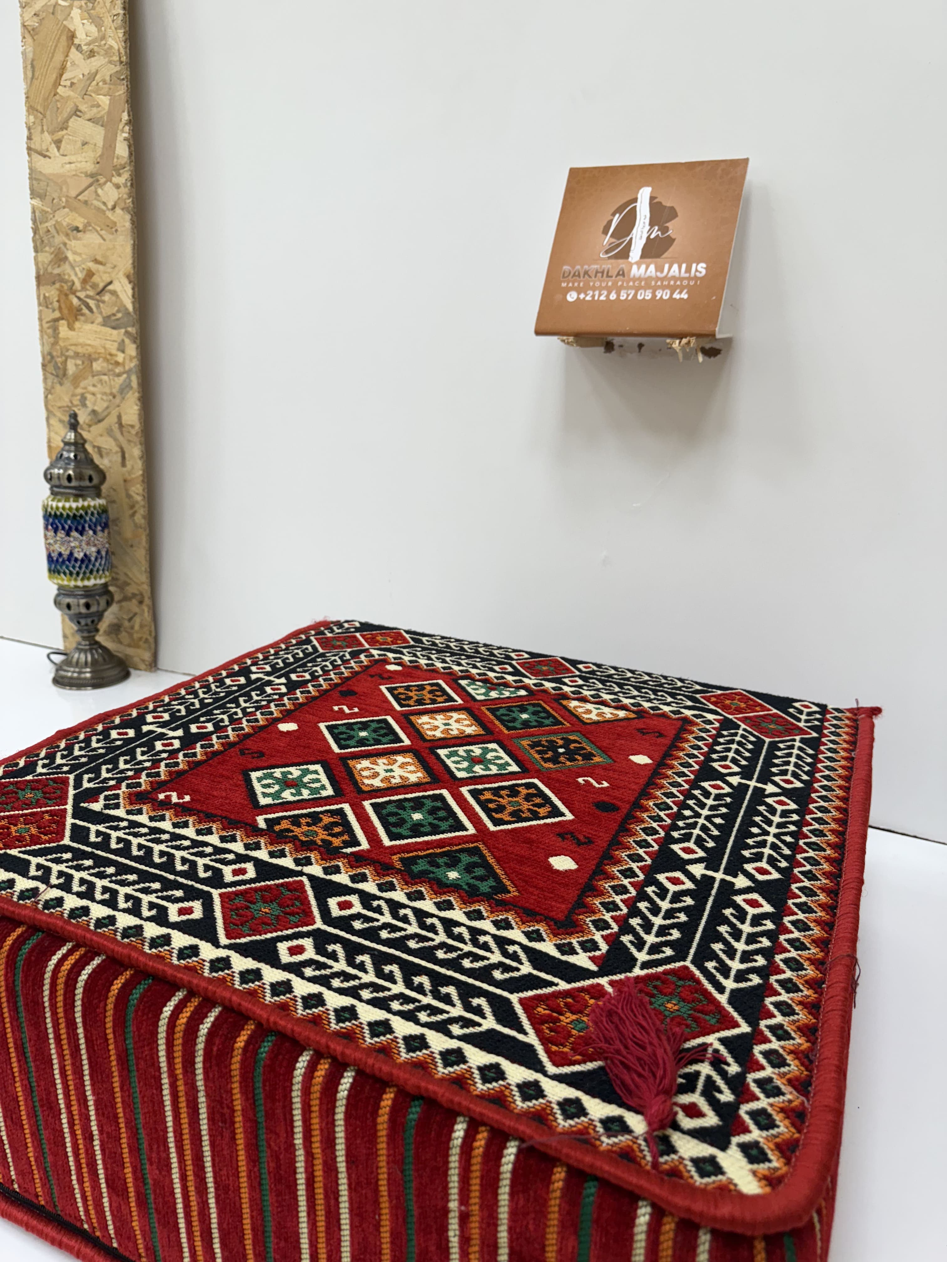 بوف تقليدي باللون أحمر  60x60x20cm 3