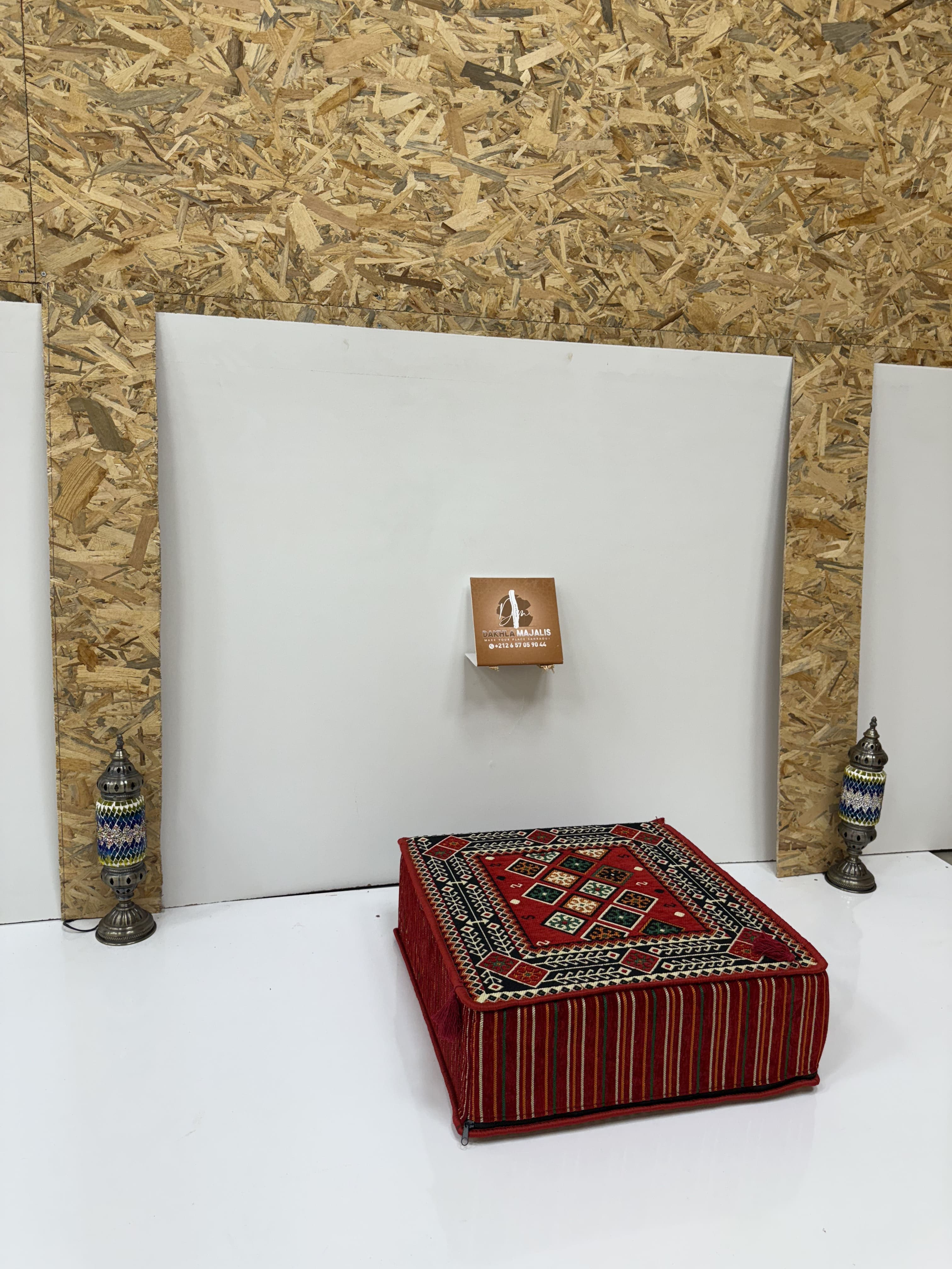 بوف تقليدي باللون أحمر  60x60x20cm 4