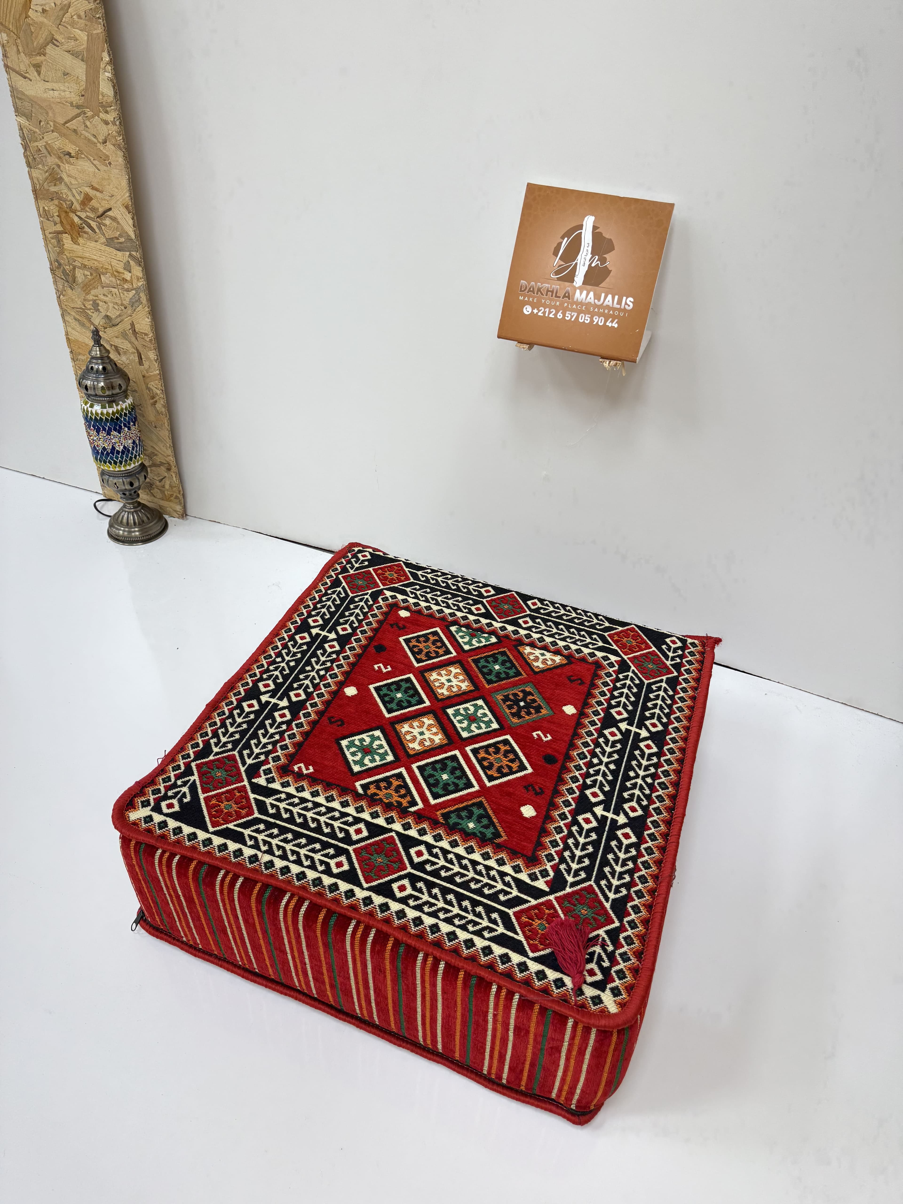 بوف تقليدي باللون أحمر  60x60x20cm 2