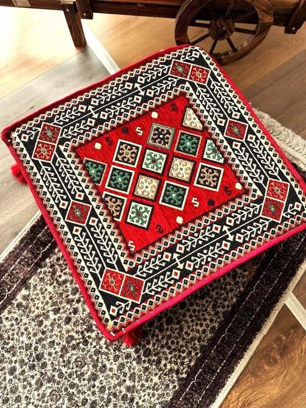 بوف تقليدي باللون أحمر  60x60x20cm 1