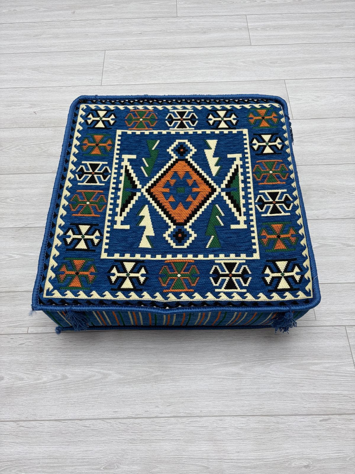 بوف تقليدي باللون أزرق  60x60x20cm 2