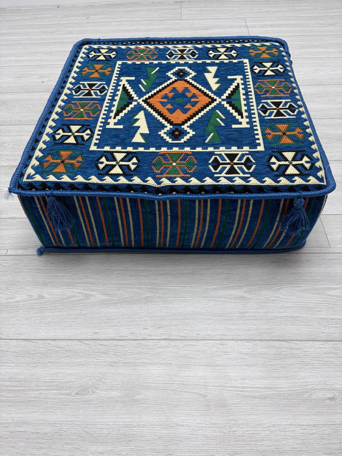 بوف تقليدي باللون أزرق  60x60x20cm 3