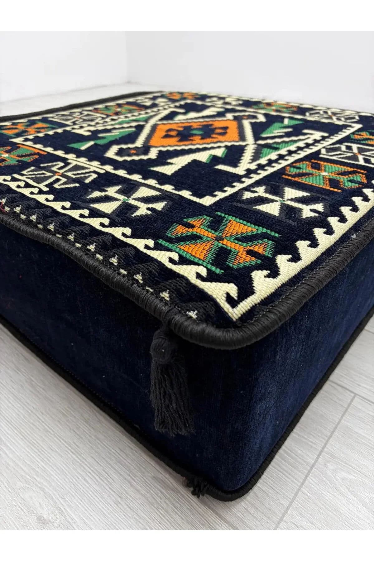 بوف تقليدي باللون أزرق داكن  60x60x20cm 2