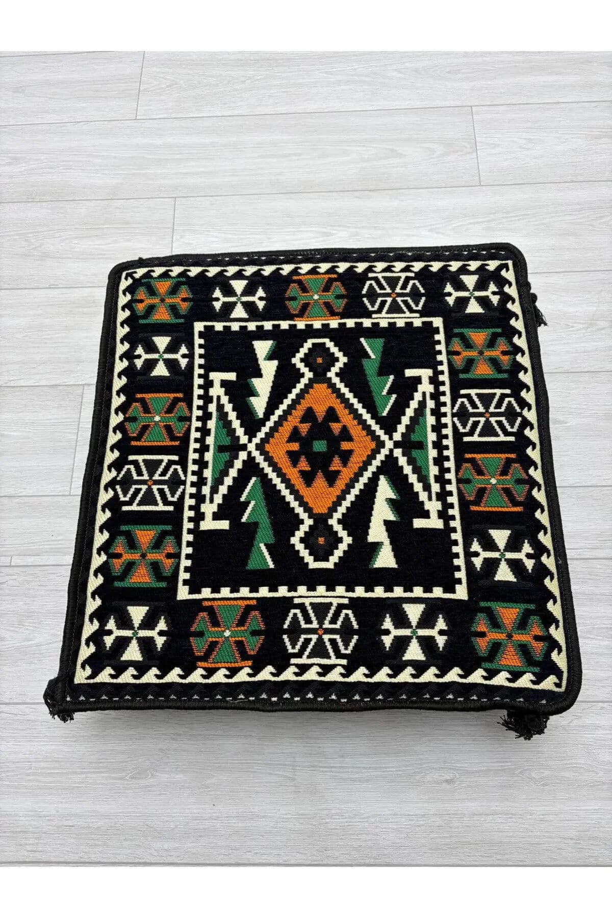 بوف تقليدي باللون أزرق داكن  60x60x20cm 3
