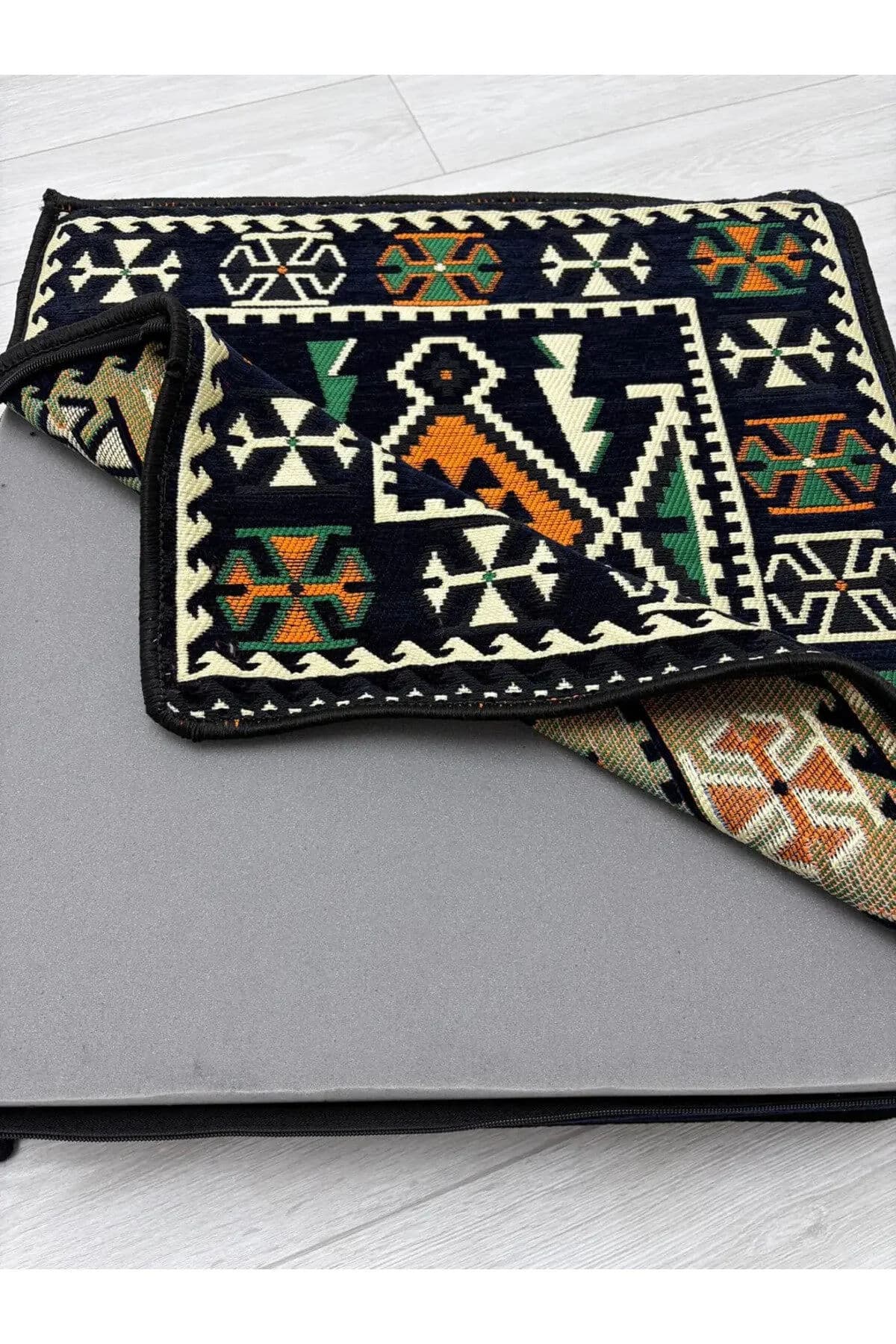 بوف تقليدي باللون أزرق داكن  60x60x20cm 4