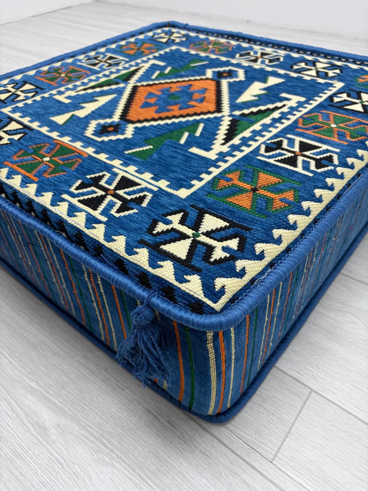 بوف تقليدي باللون أزرق  60x60x20cm 1
