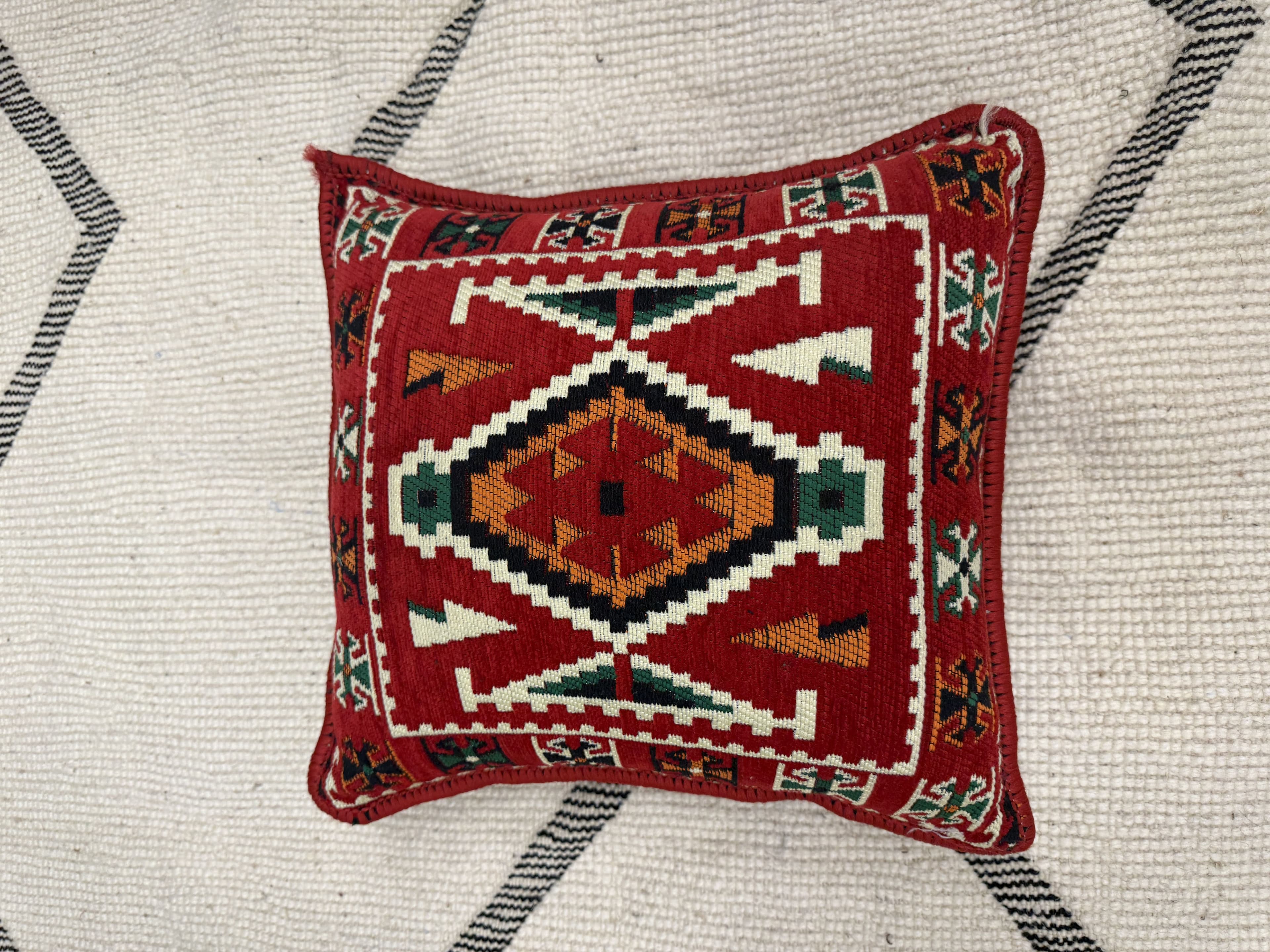 وسادة  تقليدية  باللون الأحمر-40*40cm 1