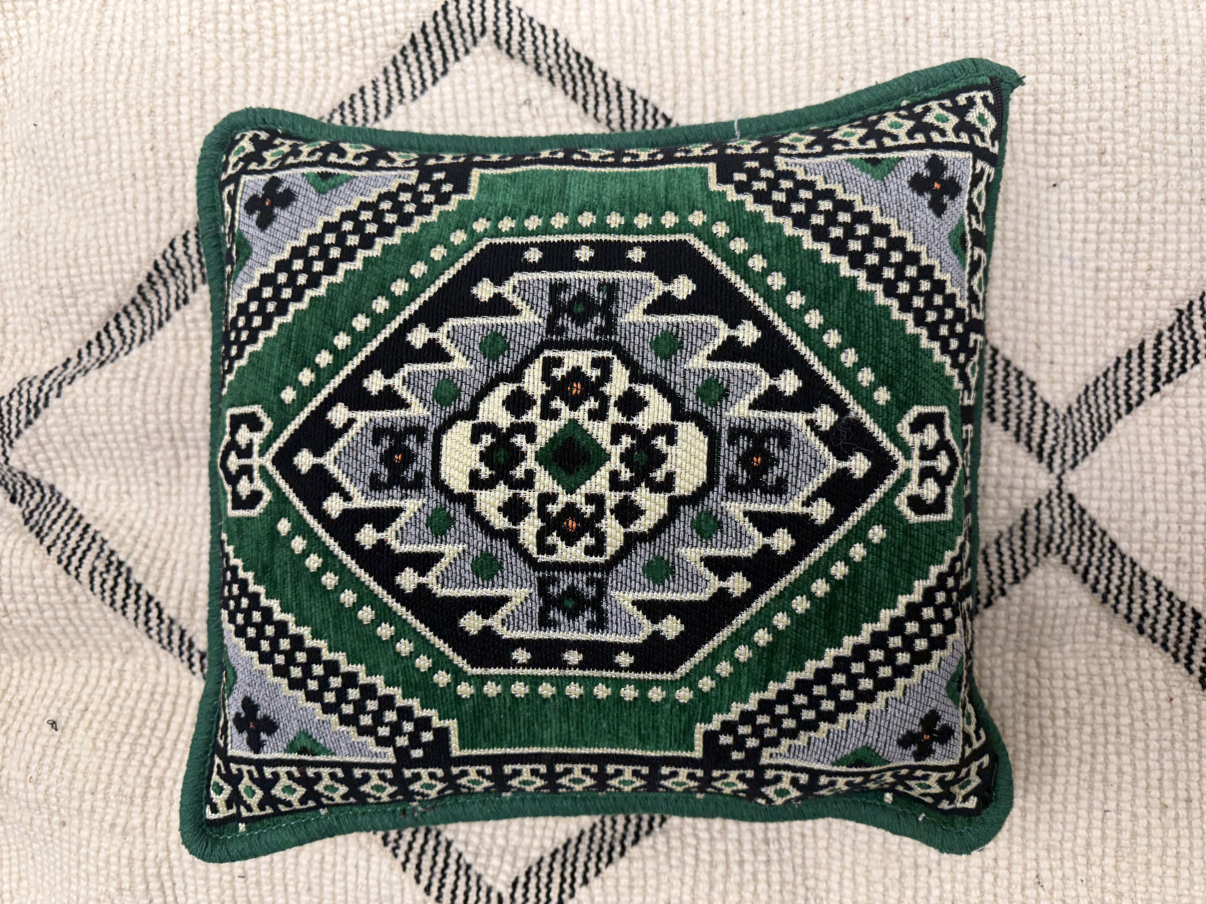 وسادة  تقليدية  باللون أخضر-40*40cm 1