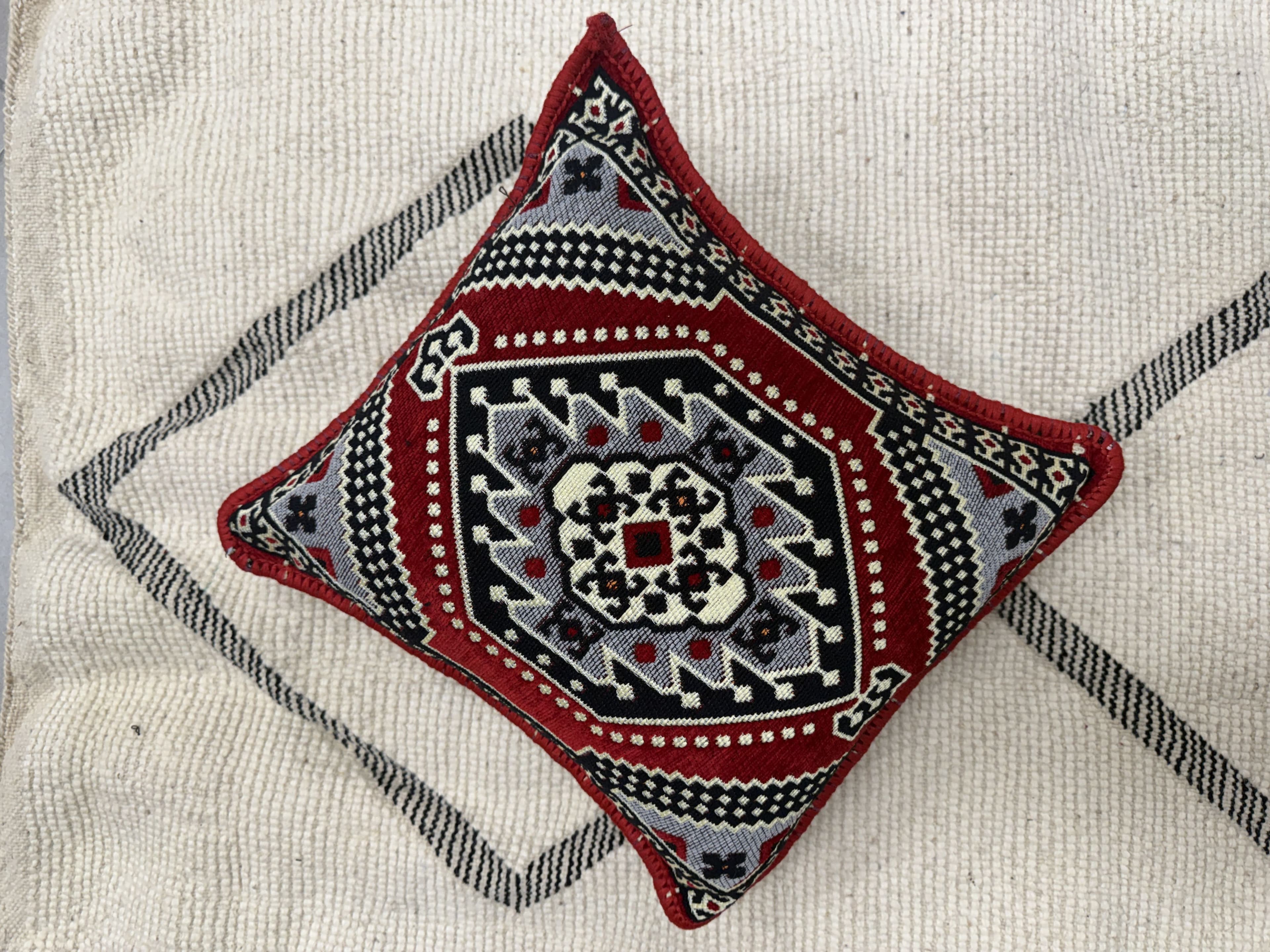 وسادة  تقليدية  باللون الأحمر-40*40cm 1