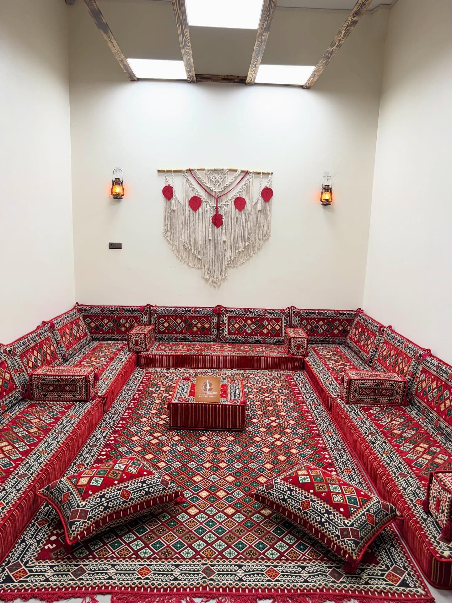 مجلس بئر أنزران -لون أحمر